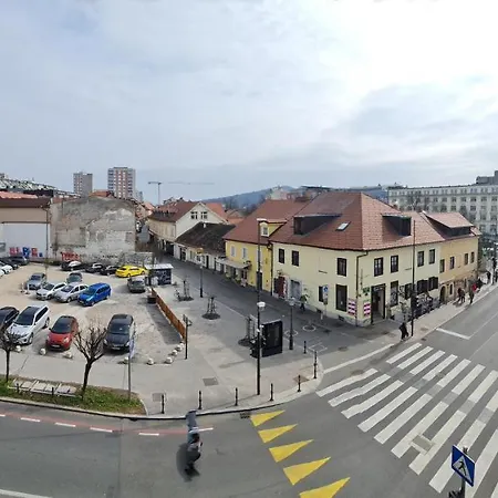 Cosy Resy Place Апартаменты *